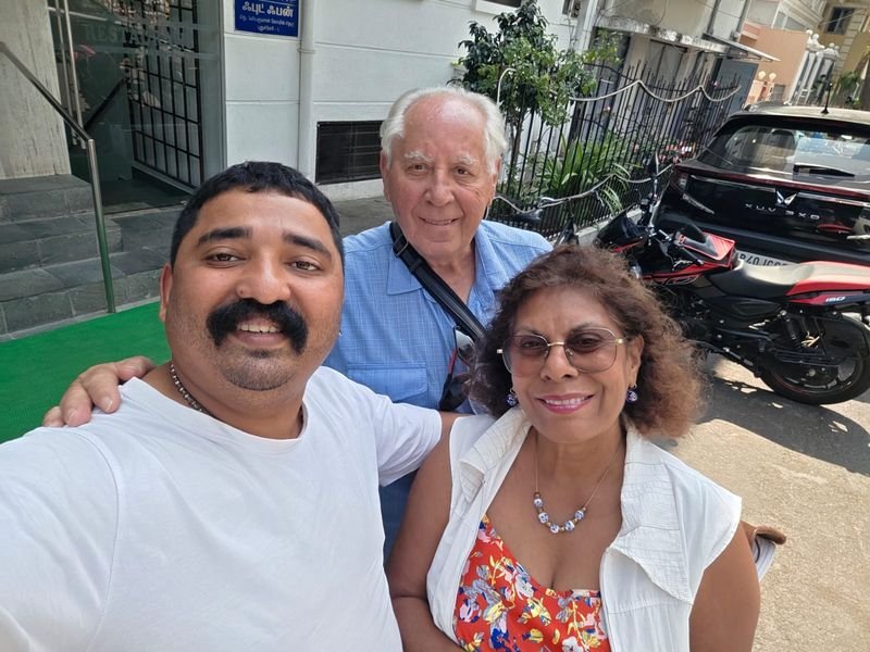 Driver Antony posing with foreign tourists 20