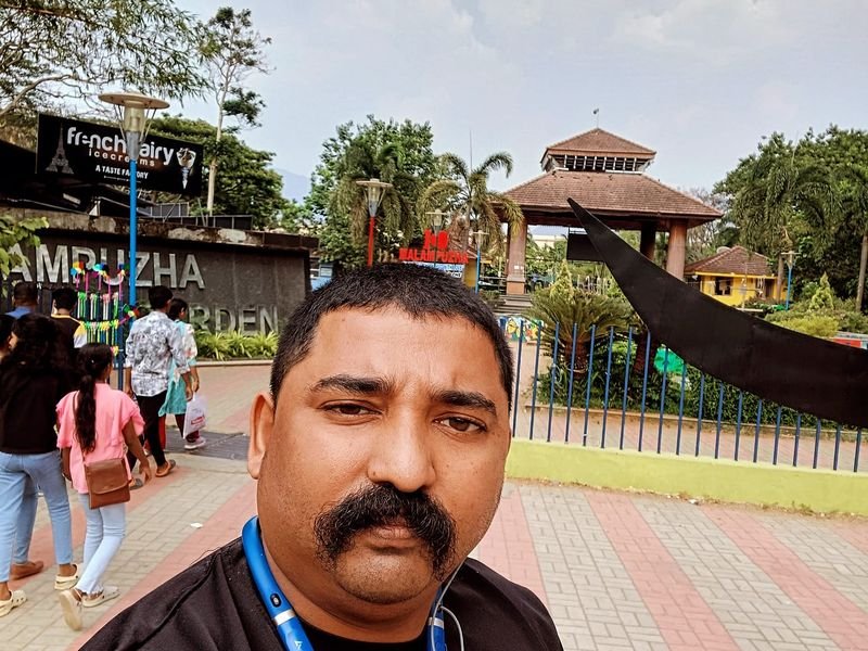 Driver Antony psoing at malampuzha
