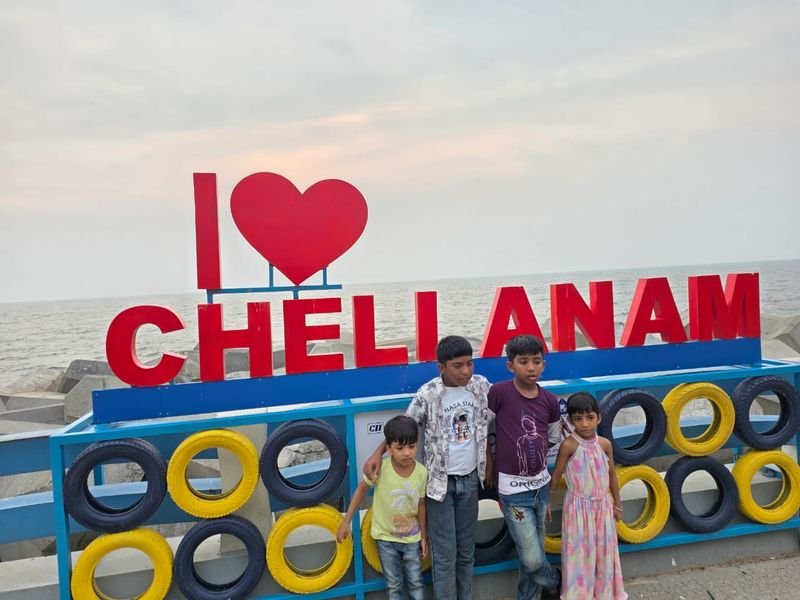 Kids posing at I Love chellanam structure
