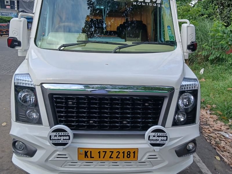Tempo Traveller front view 20